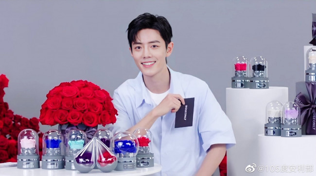 Обои картинки фото мужчины, xiao zhan, актер, розы, колбы, презентация, карточка