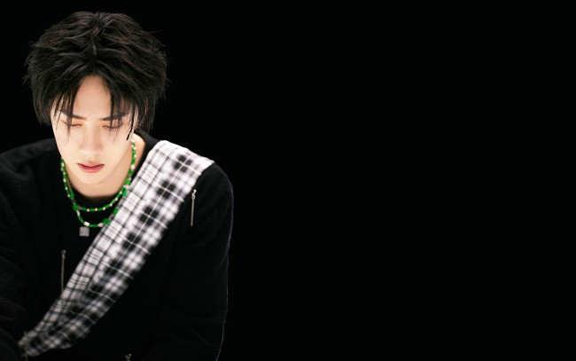 Обои картинки фото мужчины, wang yi bo, актер, певец, танцор, полотенце