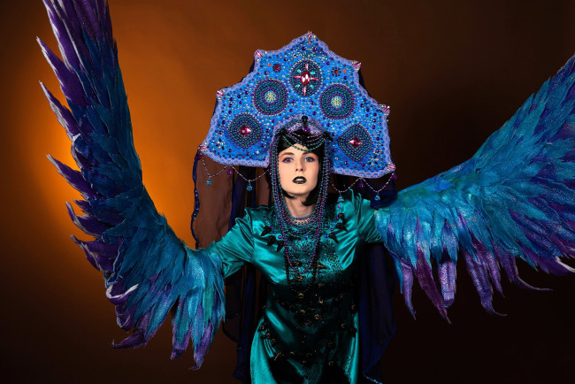 Обои картинки фото девушки, наталья фильченкова ,  alisa, образ, костюм, кокошник, крылья