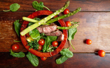 обоя еда, мясные блюда, спаржа, мясо, шпинат, помидоры, черри