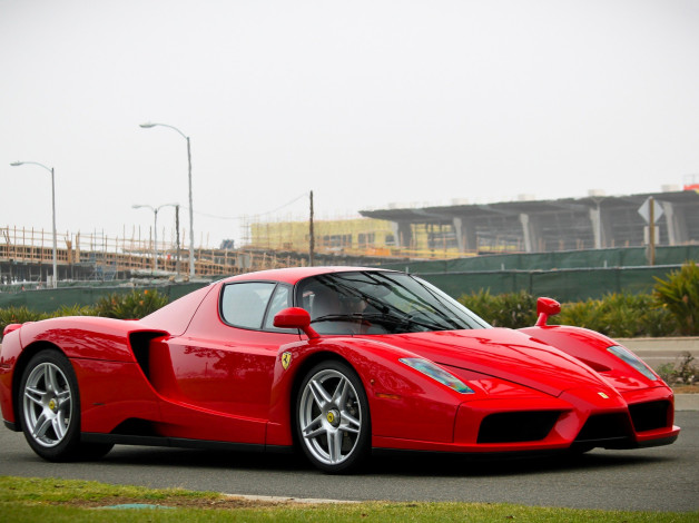 Обои картинки фото ferrari enzo, автомобили, ferrari, красный, дорога, здания