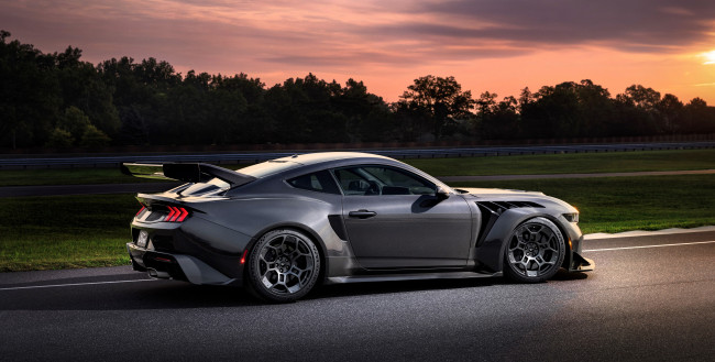 Обои картинки фото автомобили, mustang, серый, дорога, трасса, шоссе, деревья, закат