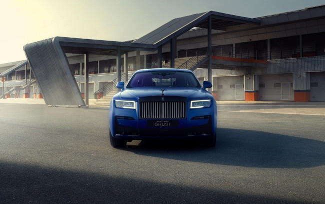 Обои картинки фото rolls-royce ghost, автомобили, rolls-royce, синий, здание, площадка