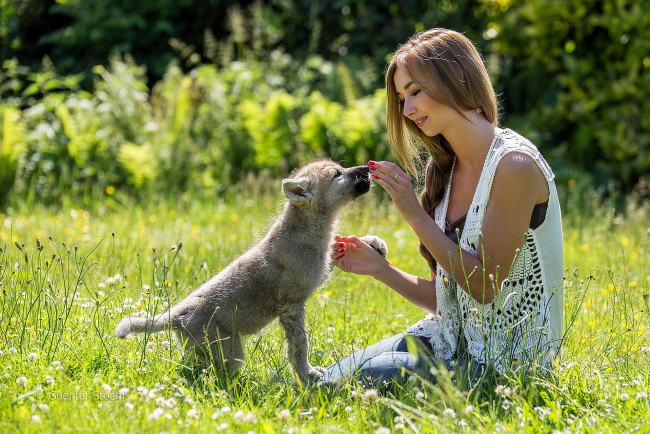 Обои картинки фото девушки, - брюнетки,  шатенки, русая, жилет, джинсы, лужайка, щенок