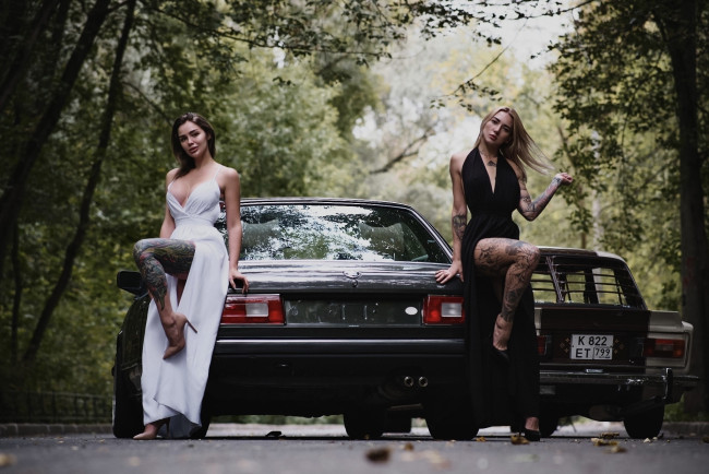Обои картинки фото девушки и авто, автомобили, -авто с девушками, девушки, женщины, две, вместе, разные, сексуальные, модели, звёзды, позируют, разная, обувь, верхняя, стильная, одежда, нижнее, эротическое, бельё, трусы, лифчик, аксессуары, макияж, колготки, чулки, и, множество, элементов, на, фотографии