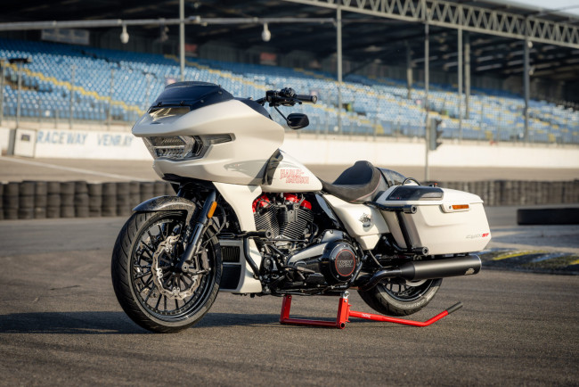 Обои картинки фото мотоциклы, harley-davidson, cvo, road, glide, st, customized, custombike, don, performance