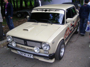 Картинка автомобили выставки уличные фото