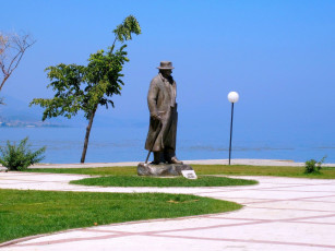 Картинка города памятники скульптуры арт объекты светильник дерево