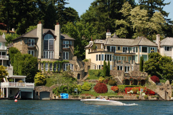 Картинка города улицы площади набережные лестница окно плющ