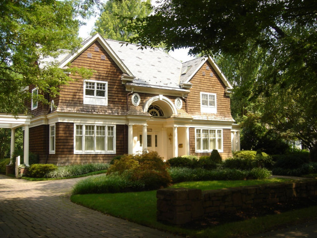 Обои картинки фото города, здания, дома, окно, газон, колонна