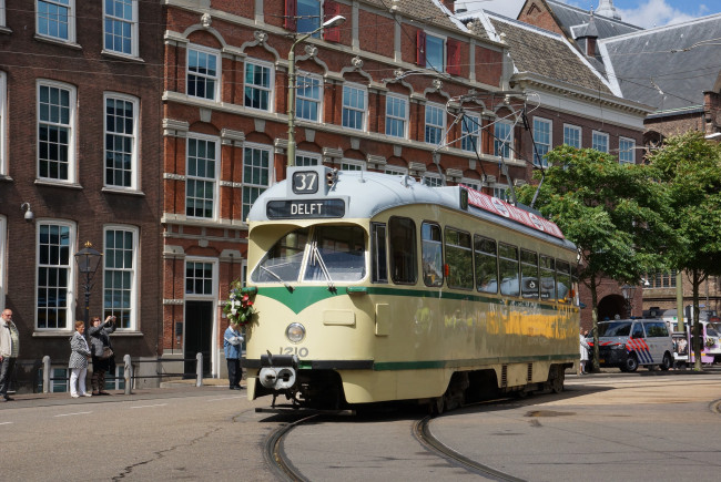 Обои картинки фото техника, трамваи, рельсы, улица, трамвай, город