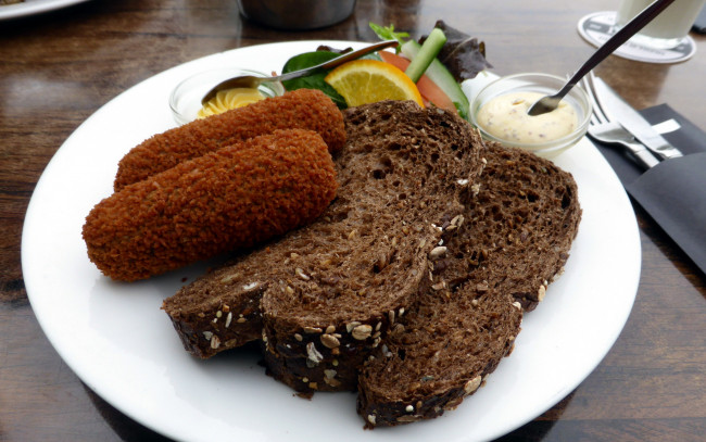 Обои картинки фото еда, мясные блюда, хлеб, соус, панировка, биточки