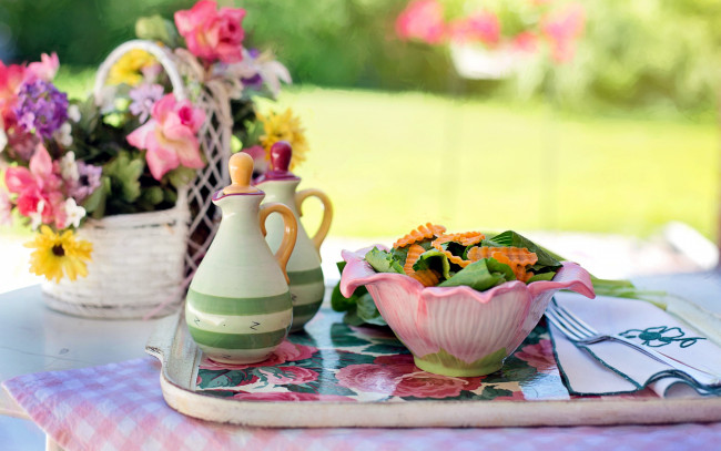 Обои картинки фото еда, салаты,  закуски, букет, салат, листья, салатница