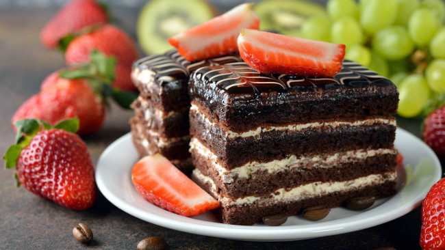 Обои картинки фото еда, торты, торт, виноград, клубника