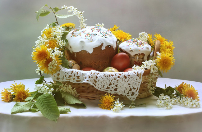 Обои картинки фото праздничные, пасха, крашенки, куличи, корзина, одуванчики, черемуха, яйца