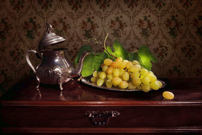 Обои картинки фото рисованное, еда, виноград, натюрморт, чайник, поднос