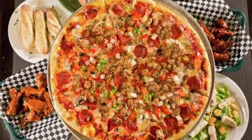 Картинка еда пицца сыр колбаса