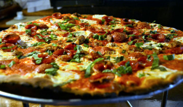 Картинка еда пицца колбаса сыр