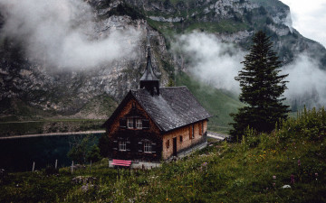 Картинка города -+католические+соборы +костелы +аббатства горы туман костел