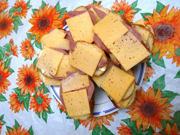 Обои картинки фото еда, бутерброды,  гамбургеры,  канапе, колбаса, сыр, хлеб