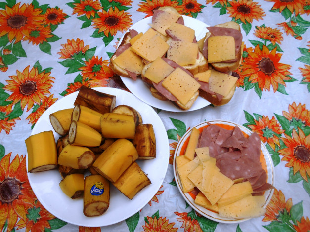 Обои картинки фото еда, бутерброды,  гамбургеры,  канапе, колбаса, бананы, хлеб, сыр