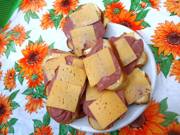 Обои картинки фото еда, бутерброды,  гамбургеры,  канапе, сыр, колбаса, хлеб