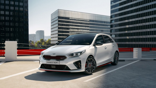 Обои картинки фото 2019 kia ceed gt, автомобили, kia, крыша, белый, киа, ceed, gt, город, 2019