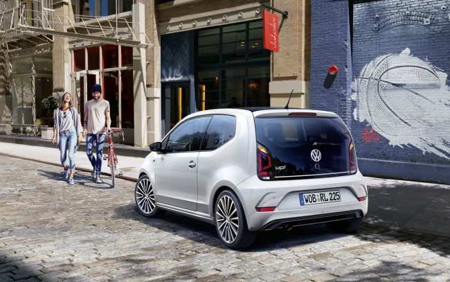 Обои картинки фото 2018 volkswagen up r-line, автомобили, volkswagen, белый, город, немецкие, фольцваген, новый, вид, сзади, хэтчбек