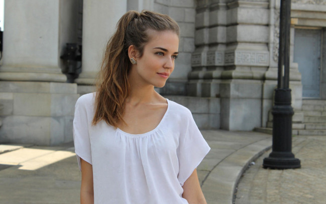 Обои картинки фото девушки, clara alonso, модель, улыбка, футболка, здание