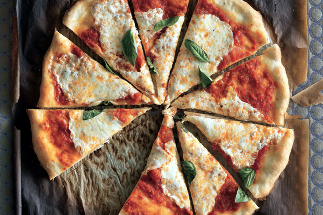 Обои картинки фото еда, пицца, базилик