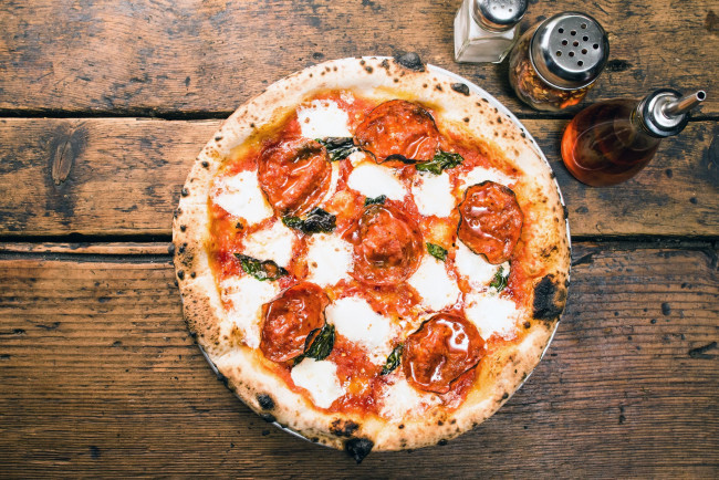 Обои картинки фото еда, пицца, помидоры