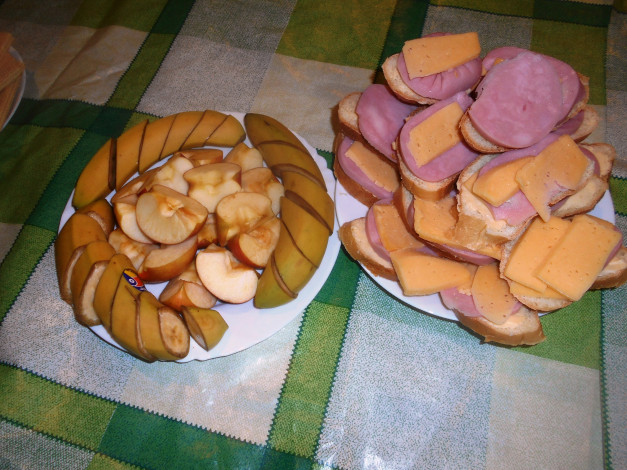 Обои картинки фото еда, бутерброды,  гамбургеры,  канапе, бананы, яблоки, сыр, колбаса, хлеб