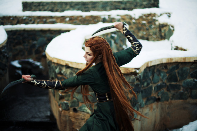 Обои картинки фото разное, cosplay , косплей, ножи, эльф, девушка, стены, снег, платье, julia korobeinikova