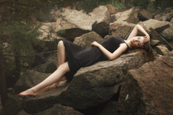 Картинка девушки -+брюнетки +шатенки камни шатенка черное платье поза