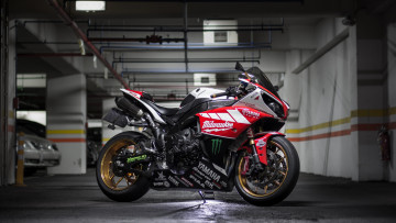 Картинка мотоциклы yamaha красный парковка