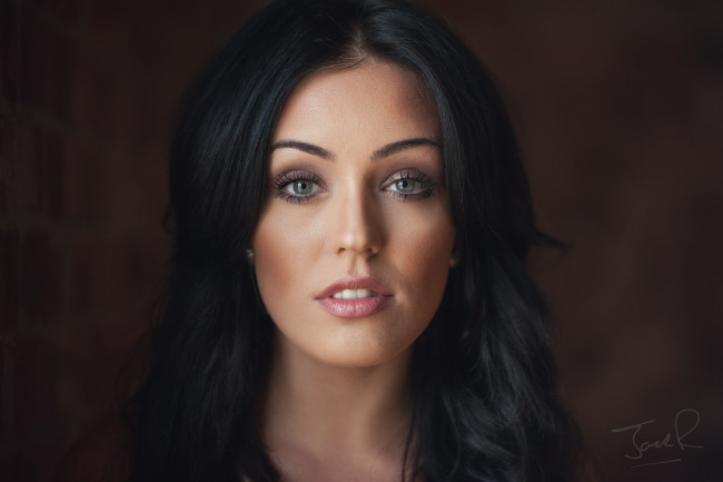 Обои картинки фото девушка - girl, девушки, - лица,  портреты, девушка, женщина, брюнетка, темноволосая, сексуальная, модель, звезда, позирует, разная, обувь, верхняя, стильная, одежда, нижнее, эротическое, бельё, трусы, лифчик, колготки, чулки, аксессуары, макияж, и, множество, элементов, на, фотографии