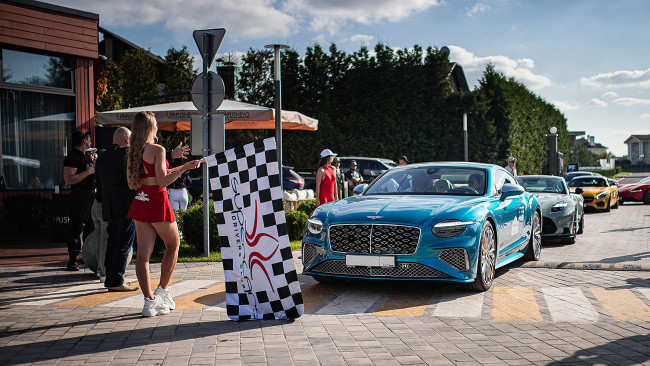 Обои картинки фото автомобили, выставки и уличные фото, красивая, девушка