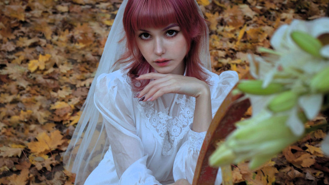 Обои картинки фото девушки, tenletters, образ, косплей, наряд, невеста, платье, фата, лилии, осень, листья