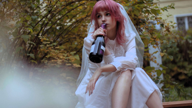 Обои картинки фото девушки, tenletters, образ, косплей, наряд, невеста, платье, фата, бутылка, осень, кусты