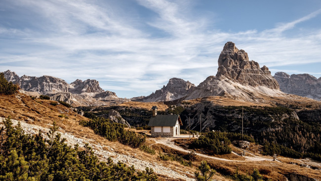 Обои картинки фото города, - здания,  дома, горы, жилой, дом, дорога