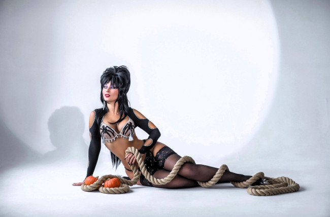 Обои картинки фото девушки, анна шаховская, образ, косплей, наряд, костюм, эльвира, тыквы, канат