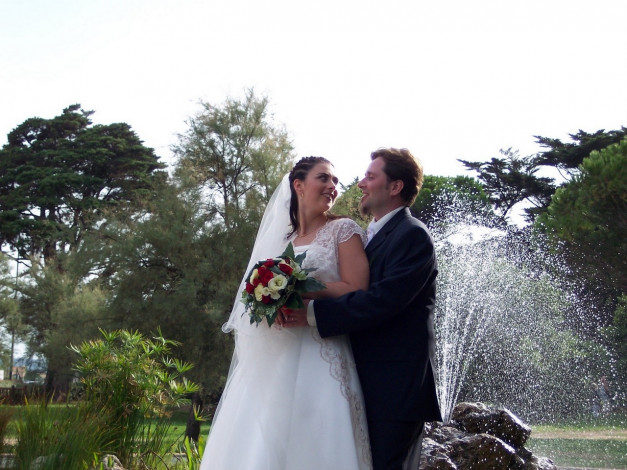 Обои картинки фото разное, мужчина женщина, жених, невеста, фонтан, букет, свадьба, деревья