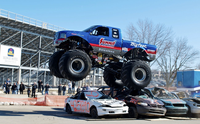 Обои картинки фото спорт, big, foot, полет, колеса