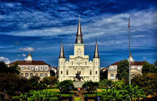 Обои картинки фото собор, сент, луи, новый, орлеан, сша, города, католические, соборы, костелы, аббатства, шпиль, часы, памятник