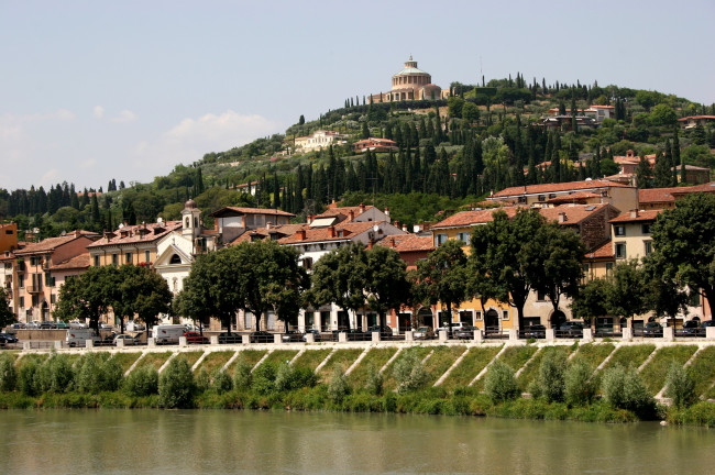 Обои картинки фото верона, италия, города, пейзажи, крыши, кипарисы, река