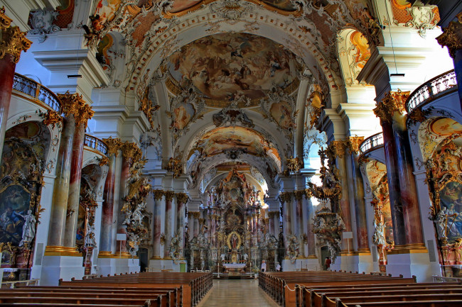 Обои картинки фото интерьер, убранство, роспись, храма, лепка, зал, скамейки