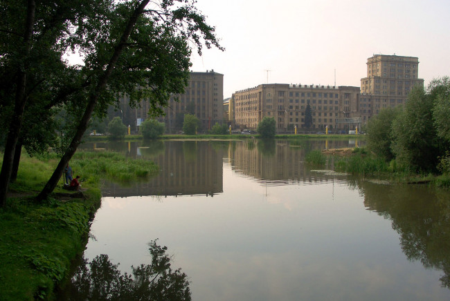 Обои картинки фото города, здания, дома, пруд, небо, трава, деревья