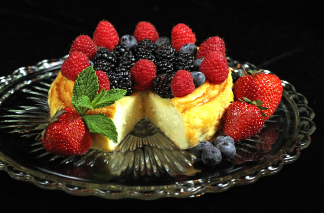 Обои картинки фото еда, пирожные, кексы, печенье, чизкейк, малина, клубника, голубика, ежевика, мята