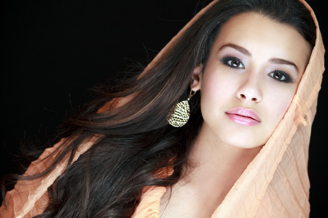 Обои картинки фото -Unsort Лица Портреты, девушки, unsort, лица, портреты, взгляд, шаль, серьга