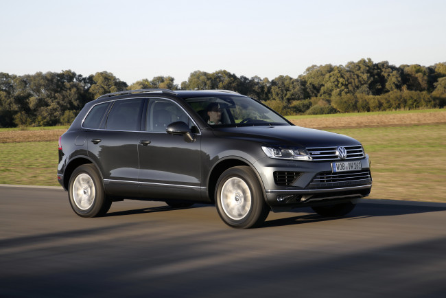 Обои картинки фото автомобили, volkswagen, темный, 2014г, hybrid, touareg